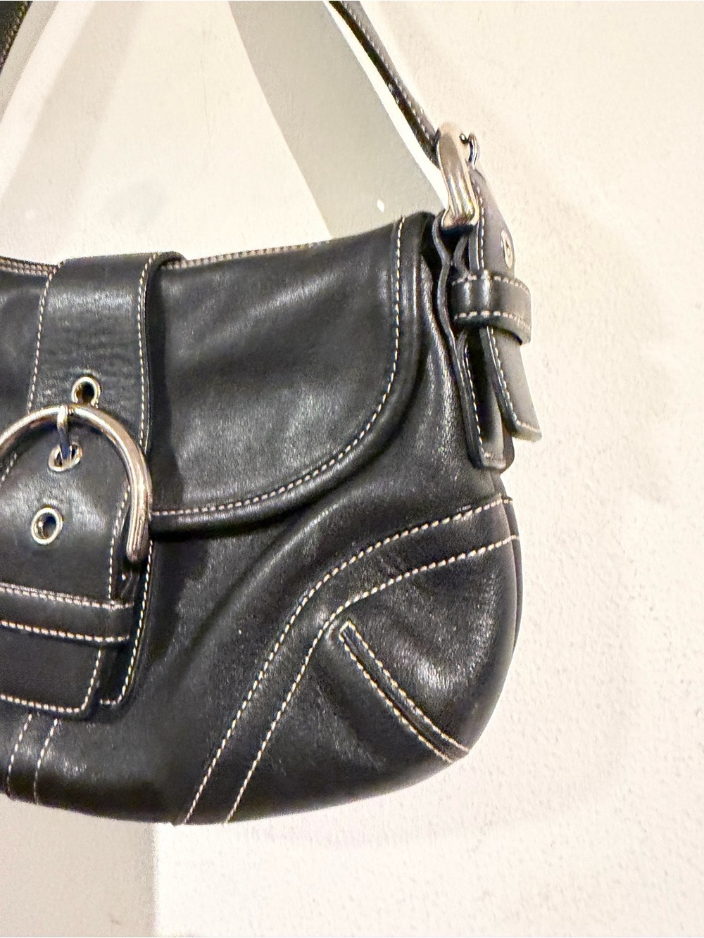 Coach soho Black Leather Buckle-Front Shoulder Bag - Picture 3 of 9